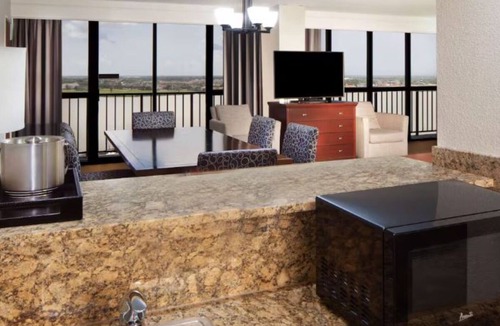 Nassau Bay Hotel | 2 Spacious Rooms Enjoying Lakefront Dining and Space City Attractions