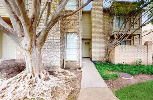 Briarforest Condo | 2-story condo with pool, balcony, parking & great Briar Forest location-Dogs ok