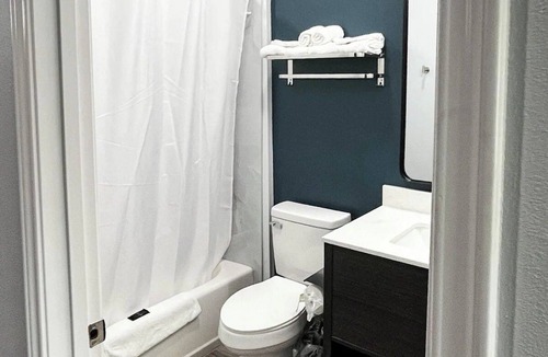 Southeast Houston Hotel | 2 Stylish Accommodations Great for Adventure Seekers | Free On-Site Parking!