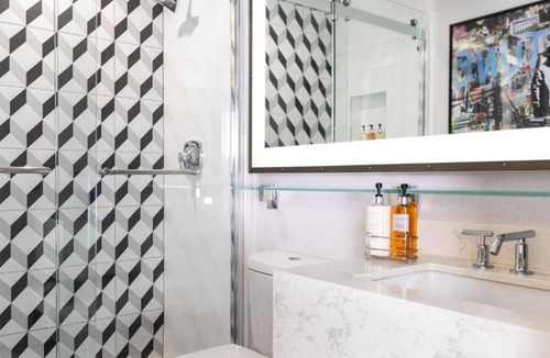 Norma Triangle Hotel | 2 West Hollywood Stay, Rooftop Lounge, Pool & Tennis Court by Sunset Strip