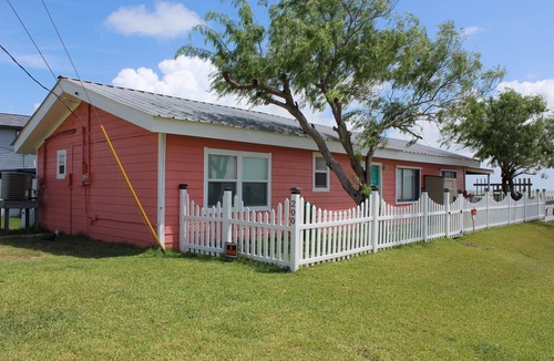 Port Mansfield Cottage | 200 North Shore - Cozy Waterfront Cottage! Excellent Fishing!