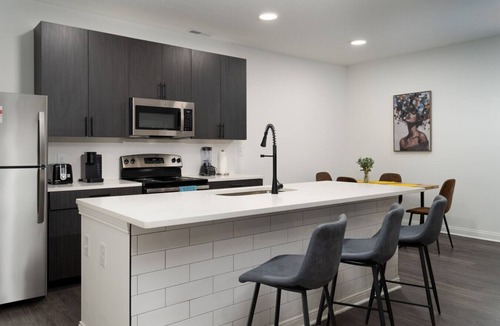Whitestown Apartment | 20mins DT Indy | Sleeps 3 | Golden Sun SpaciousGym
