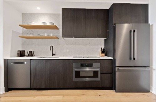Rainey Street Historic District Apartment | 20th FL 1BR | Heated Pool | Gym | Bar | Fireworks