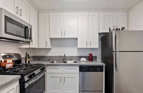 Little Armenia Apartment | 210 Bedroom Hollywood Apartment With Rooftop Pool and Stunning Views