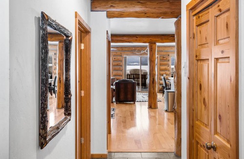 West Yellowstone Cabin | 214 m² Cabin ∙ 3 bedrooms ∙ 8 guests