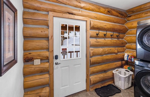 West Yellowstone Cabin | 214 m² Cabin ∙ 3 bedrooms ∙ 8 guests