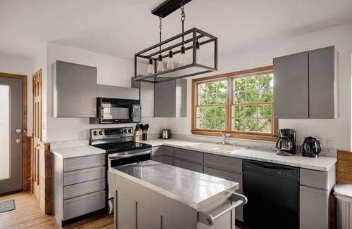 Berkeley Springs Cabin | 216 m² Cabin ∙ 4 bedrooms ∙ 10 guests