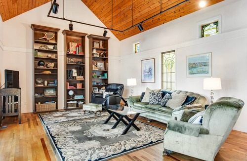Tillicum House | 220 m² House ∙ 4 bedrooms ∙ 8 guests