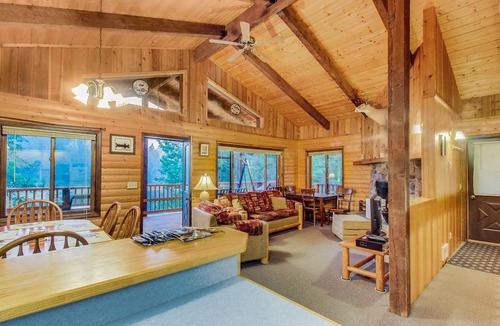 Kalispell Cabin | 223 m² Cabin ∙ 3 bedrooms ∙ 8 guests
