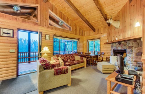 Kalispell Cabin | 223 m² Cabin ∙ 3 bedrooms ∙ 8 guests