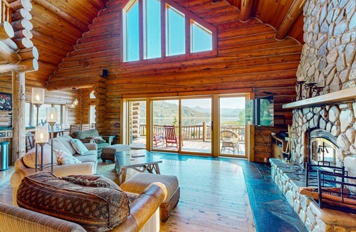 Sagle House | 230 m² House ∙ 3 bedrooms ∙ 8 guests