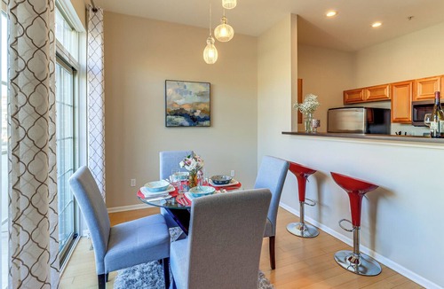 Northville Condo | 25 Mi to Detroit: Townhome w/Smart TV!