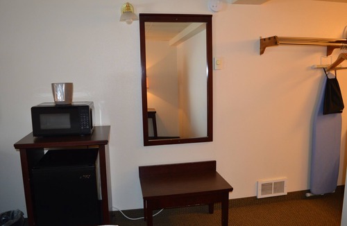 Columbia Falls Hotel | 25- ONE KING BED hotel with WiFi, AC in fabulous Columbia Falls. 20 mi to GNP
