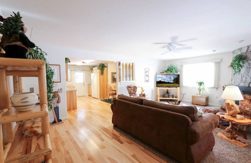 West Yellowstone Cabin | 251 m² Cabin ∙ 3 bedrooms ∙ 6 guests