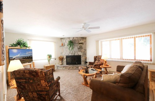West Yellowstone Cabin | 251 m² Cabin ∙ 3 bedrooms ∙ 6 guests
