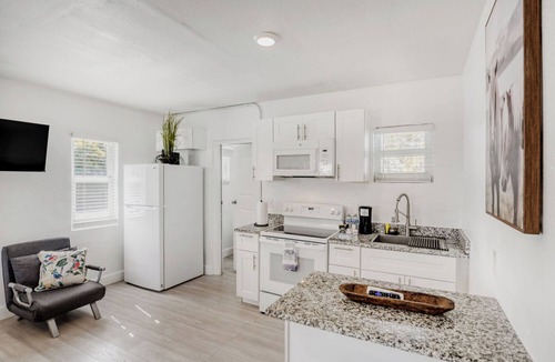 Tropic Apartment | 2536 Modern Studio in Historic Area