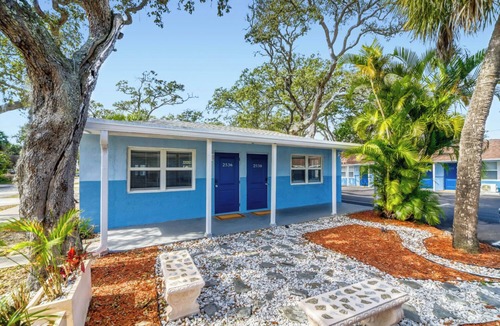 Tropic Apartment | 2536 Modern Studio in Historic Area