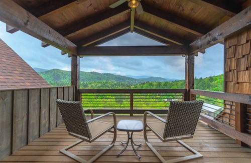 Foxfire Estates Cabin | 273 m² Cabin ∙ 3 bedrooms ∙ 6 guests