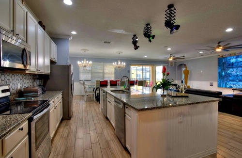 Loughman House | 28-bedroom Global Hollywood, sleeps 70