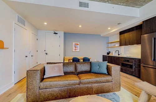 Rainey Street Historic District Condo | 28th-floor luxe condo with lakeview balcony, rooftop pool