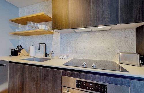 Rainey Street Historic District Condo | 28th-floor luxe condo with lakeview balcony, rooftop pool