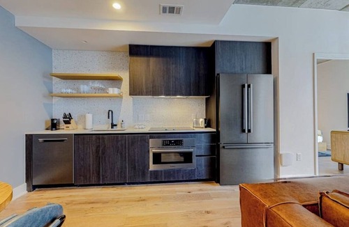 Rainey Street Historic District Condo | 28th-floor luxe condo with lakeview balcony, rooftop pool
