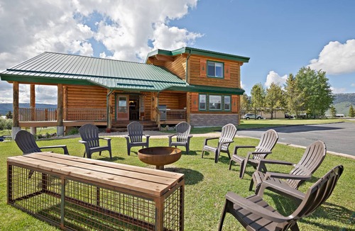 Island Park Cabin | 294 m² Cabin ∙ 4 bedrooms ∙ 10 guests