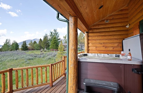 Island Park Cabin | 294 m² Cabin ∙ 4 bedrooms ∙ 10 guests
