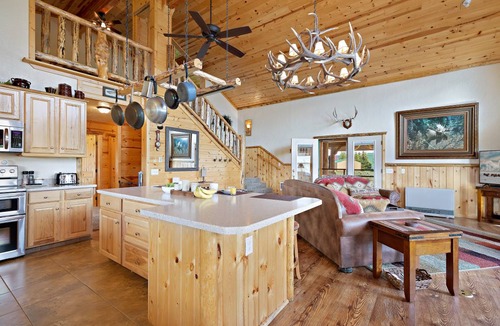 Island Park Cabin | 294 m² Cabin ∙ 4 bedrooms ∙ 10 guests