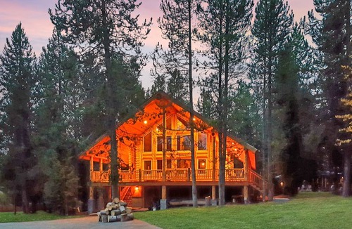 Island Park Cabin | 295 m² Cabin ∙ 4 bedrooms ∙ 10 guests