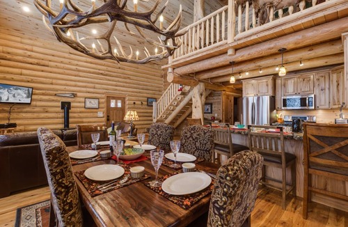 Island Park Cabin | 295 m² Cabin ∙ 4 bedrooms ∙ 10 guests