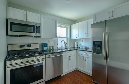 Detroit Apartment | 2bd Apt in West Village - Eat, Drink, Be Merry!