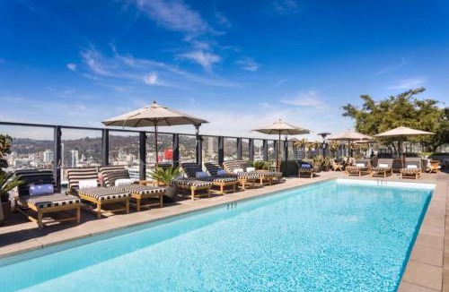 Hollywood Apartment | 2Bed Apt View of Hollywood Sign & Rooftop Pool