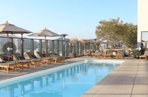 Hollywood Apartment | 2Bed Apt View of Hollywood Sign & Rooftop Pool