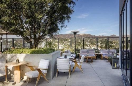 Hollywood Apartment | 2Bed Apt View of Hollywood Sign & Rooftop Pool