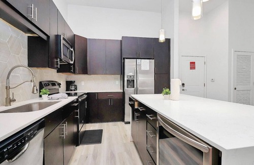 Cherry Apartment | 2BR Apt near Charlotte DT - Pool and Gym Access