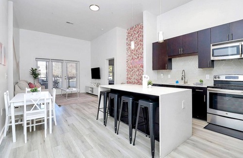 Cherry Apartment | 2BR Apt near Charlotte DT - Pool and Gym Access