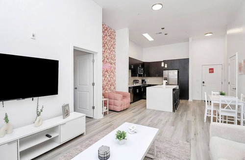 Cherry Apartment | 2BR Apt near Charlotte DT - Pool and Gym Access