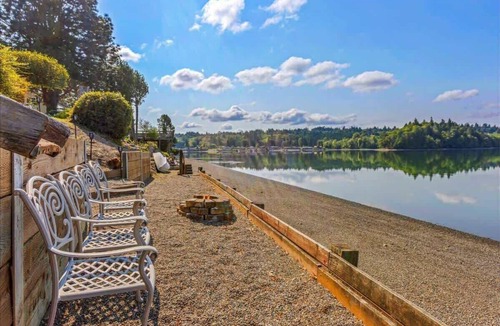 Agate Ski Chalet | 2BR Beachfront A-Frame Retreat | Deck, Views & BBQ