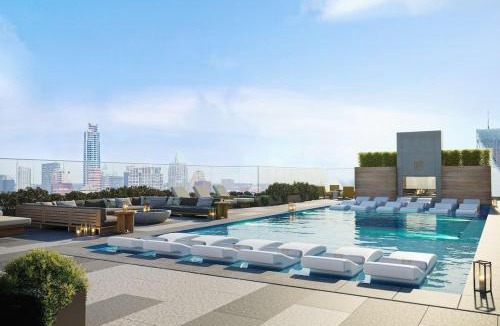 Rainey Street Historic District House | 2BR Condo near Rainey St - Heated Pool - Gym - Bar