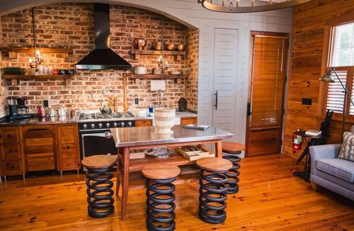 Cannonborough Elliotborough Apartment | 2BR Historic Apt | King St 3 Blocks | Porch, Parking, Full Kitchen | Charleston