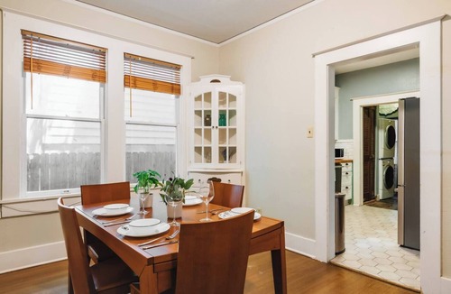 West Campus House | 2BR Historic Victorian Townhouse Gem❤️ Walk to UT Austin Free Parking