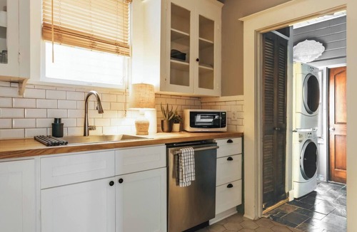 West Campus House | 2BR Historic Victorian Townhouse Gem❤️ Walk to UT Austin Free Parking