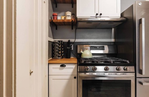 West Campus House | 2BR Historic Victorian Townhouse Gem❤️ Walk to UT Austin Free Parking