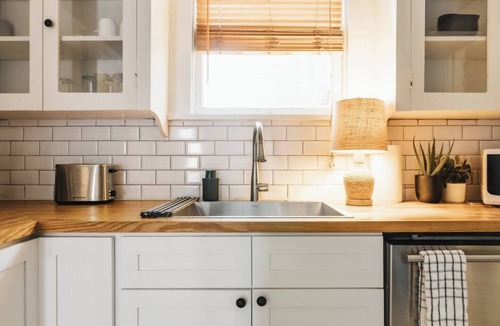 West Campus House | 2BR Historic Victorian Townhouse Gem❤️ Walk to UT Austin Free Parking