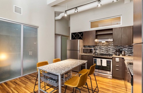 Downtown Cincinnati Apartment | 2BR Steps to Fountain Sq Pool & Sky Lounge Access