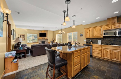 Kellogg Condo | 2Brm Mountain-View Getaway, Indoor Parking, WiFi, Sauna & Jacuzzi Tub