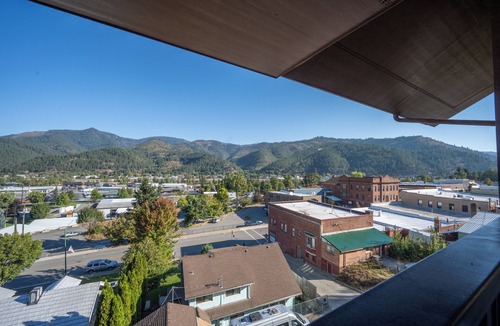 Kellogg Condo | 2Brm Mountain-View Getaway, Indoor Parking, WiFi, Sauna & Jacuzzi Tub