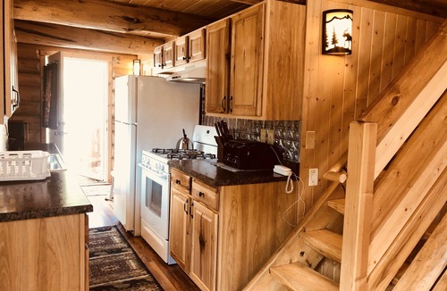 Silver Gate Cabin | 2Mi to Yellowstone NP, NE Gate, Spectacular Views 2 BR with Loft . Sleeps 6
