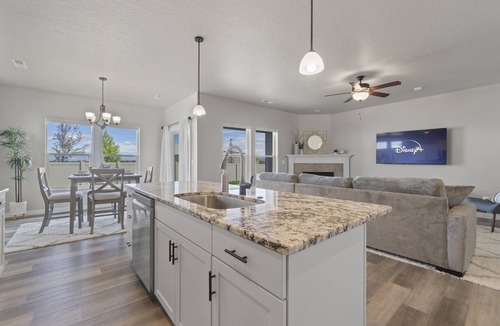 Nampa House | 2min>Ridgevue*1800ft²*King*FirePlace*600Mbps